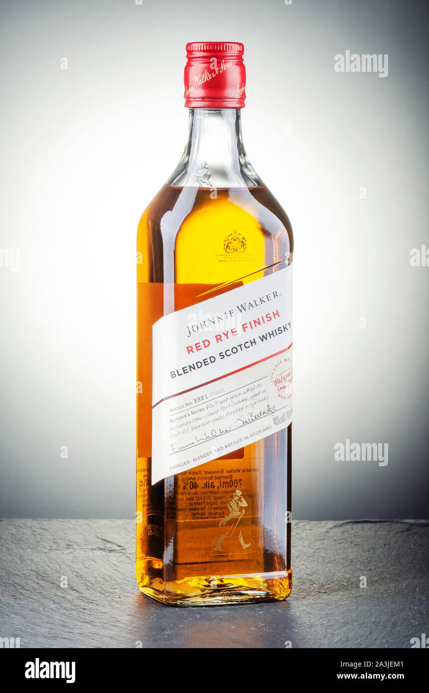 Johnnie Walker Red finitura rye whisky mescolato sul gradiente dello sfondo. Johnnie Walker è stato istituito nel 1820 a Kilmarnock, in Scozia Foto Stock