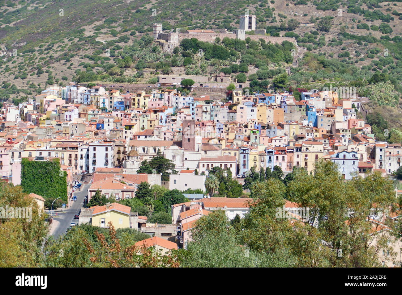 Case colorate di Bosa, Sardegna, Italia. Paesaggio panoramico a Oristano. Foto Stock