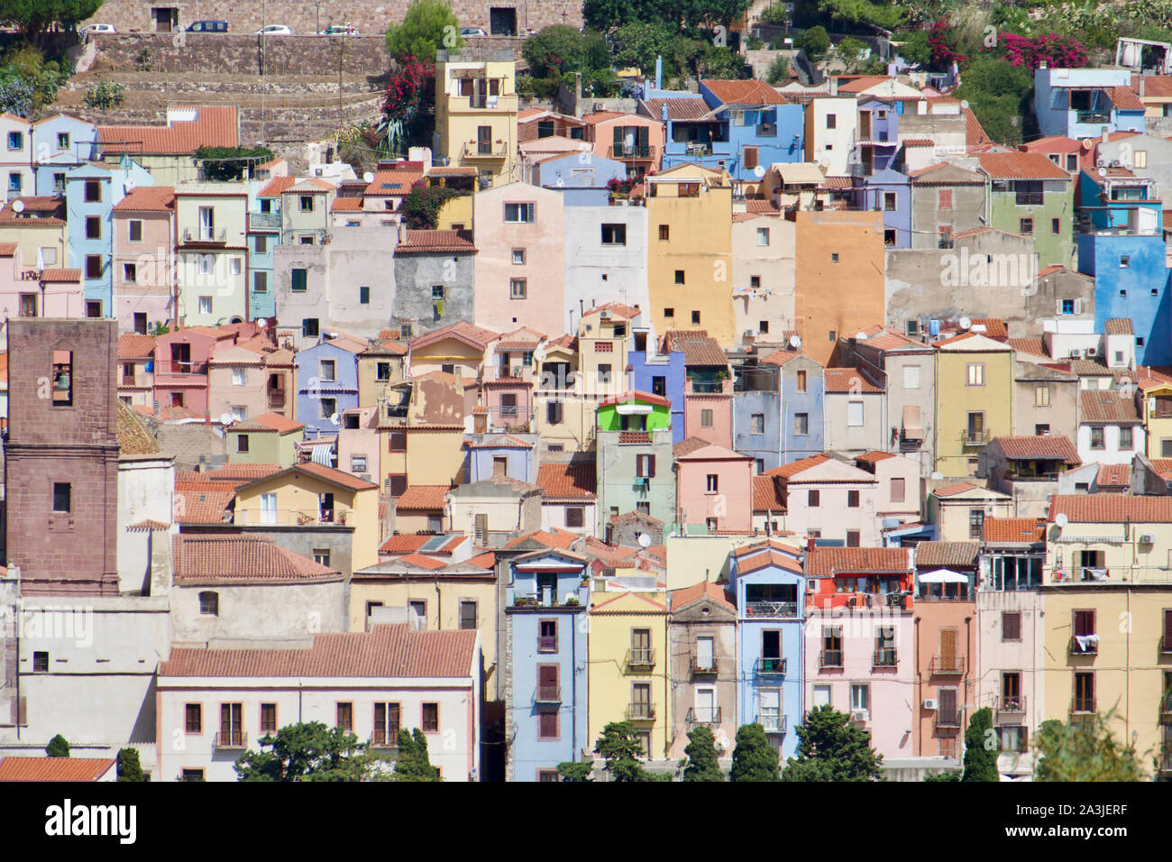 Case colorate di Bosa, Sardegna, Italia. Paesaggio panoramico a Oristano. Foto Stock