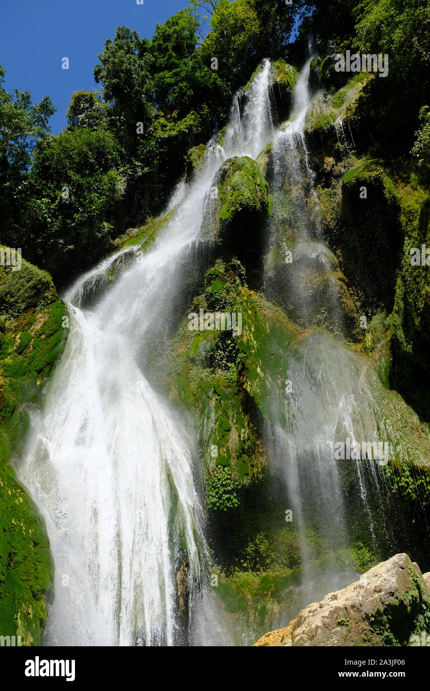 Indonesia Isola di Sumba Air Terjun Hirumanu - Cascata formato verticale Foto Stock
