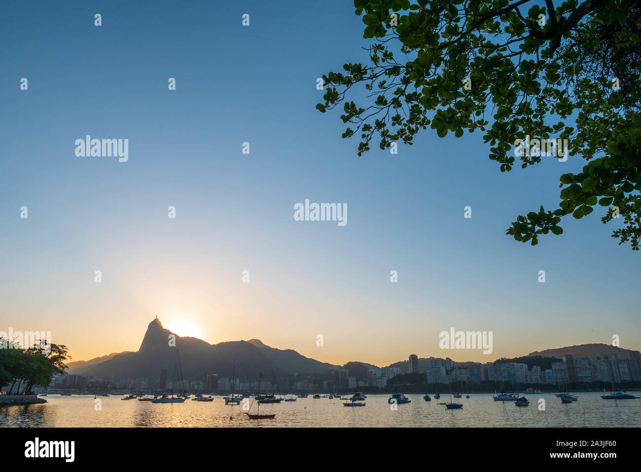Rio de Janeiro, Brasile - 3 Ottobre 2019: bel tramonto di Rio de Janeiro, con il cielo limpido, lo skyline di montagna, visto dal Mureta da Urca Foto Stock
