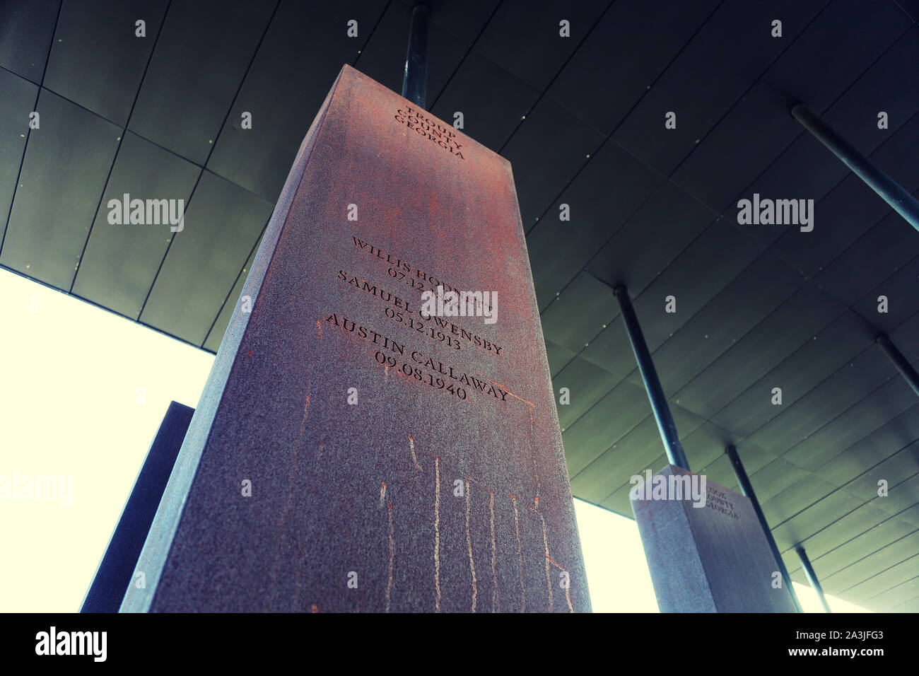 Una vista dei momenti a parità di giustizia Memorial in Montgomery, Alabama. Ogni monumento rappresenta una contea in America dove la razza si è verificato il terrore Foto Stock