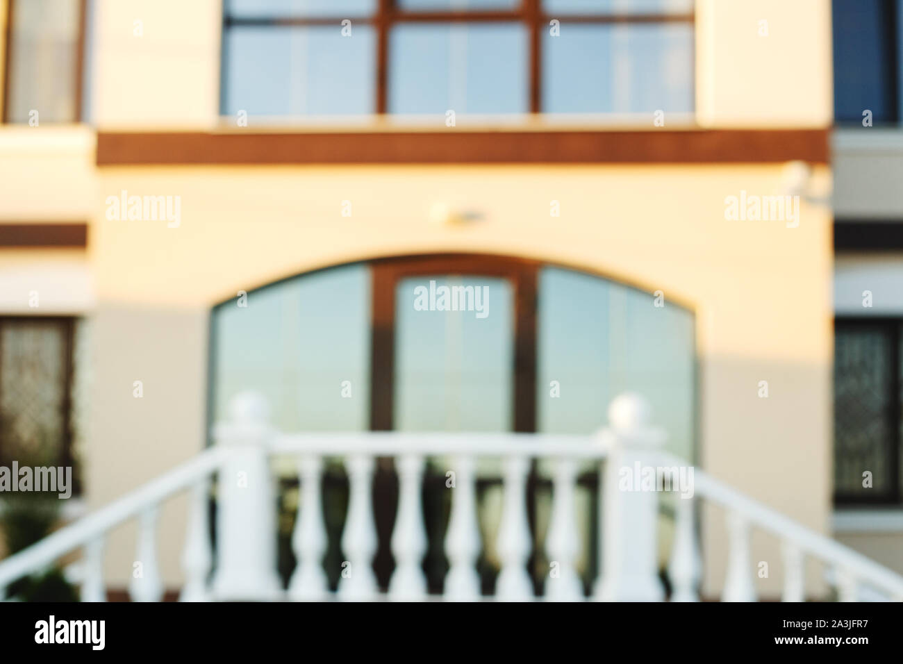 Luxury house esterno in blur come sfondo bokeh di fondo con effetto per il vostro design. Foto Stock