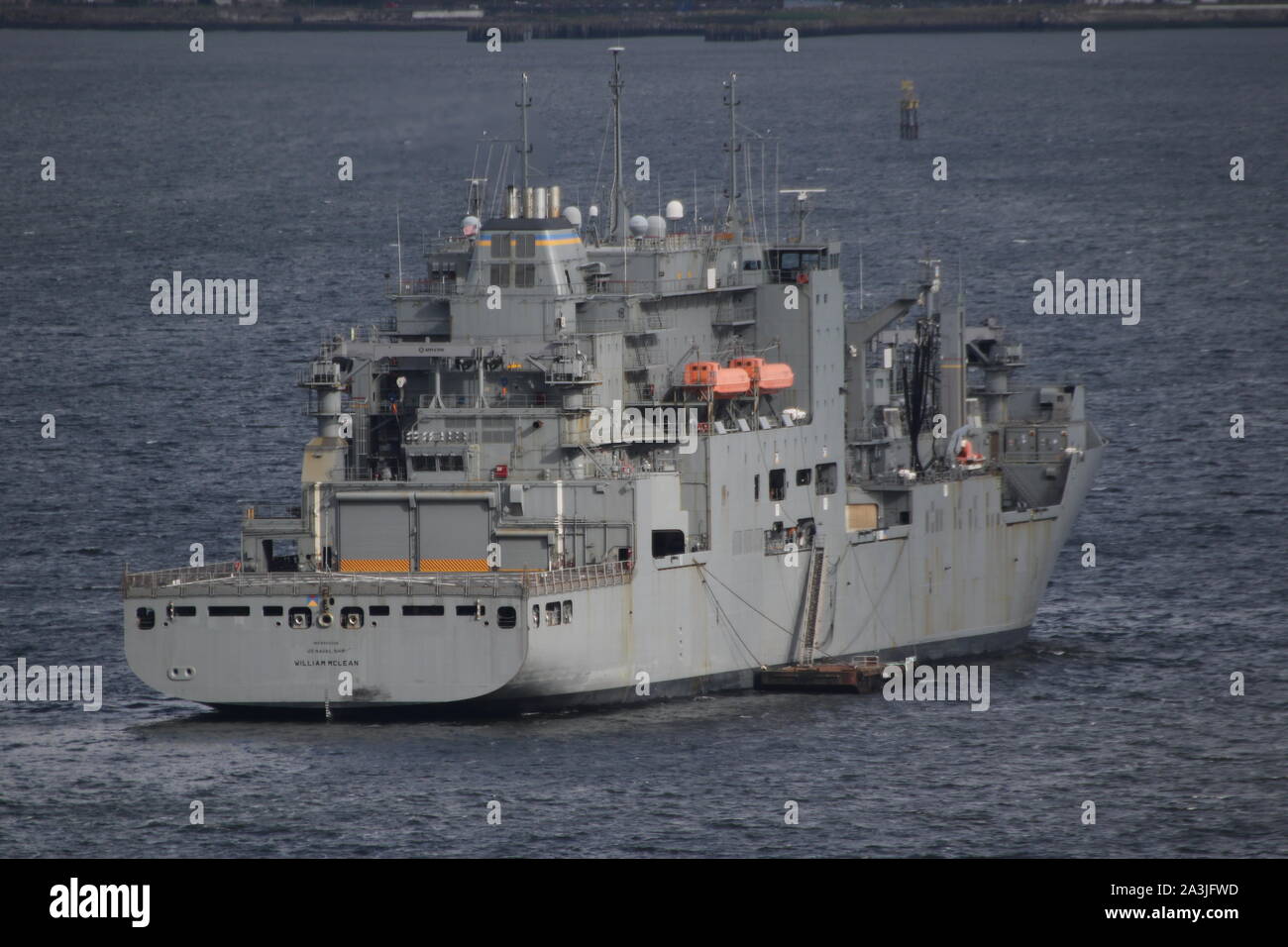 USNS William McLean (T-AKE-12), un Lewis e Clark-secco classe nave da carico azionato dal Navy US, off Greenock durante l'esercizio comune della Warrior 19-2. Foto Stock