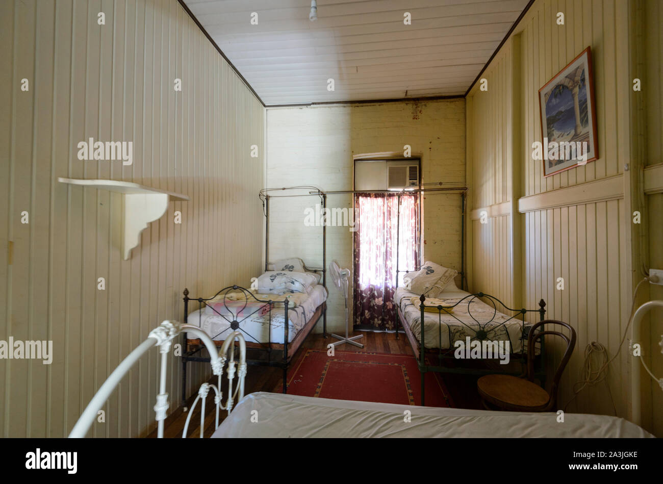 Camera con letto in ferro battuto di antiquariato letti singoli al vecchio e storico Hotel Imperial Hotel nel piccolo borgo rurale di Ravenswood, Queensland, QLD, Australia Foto Stock