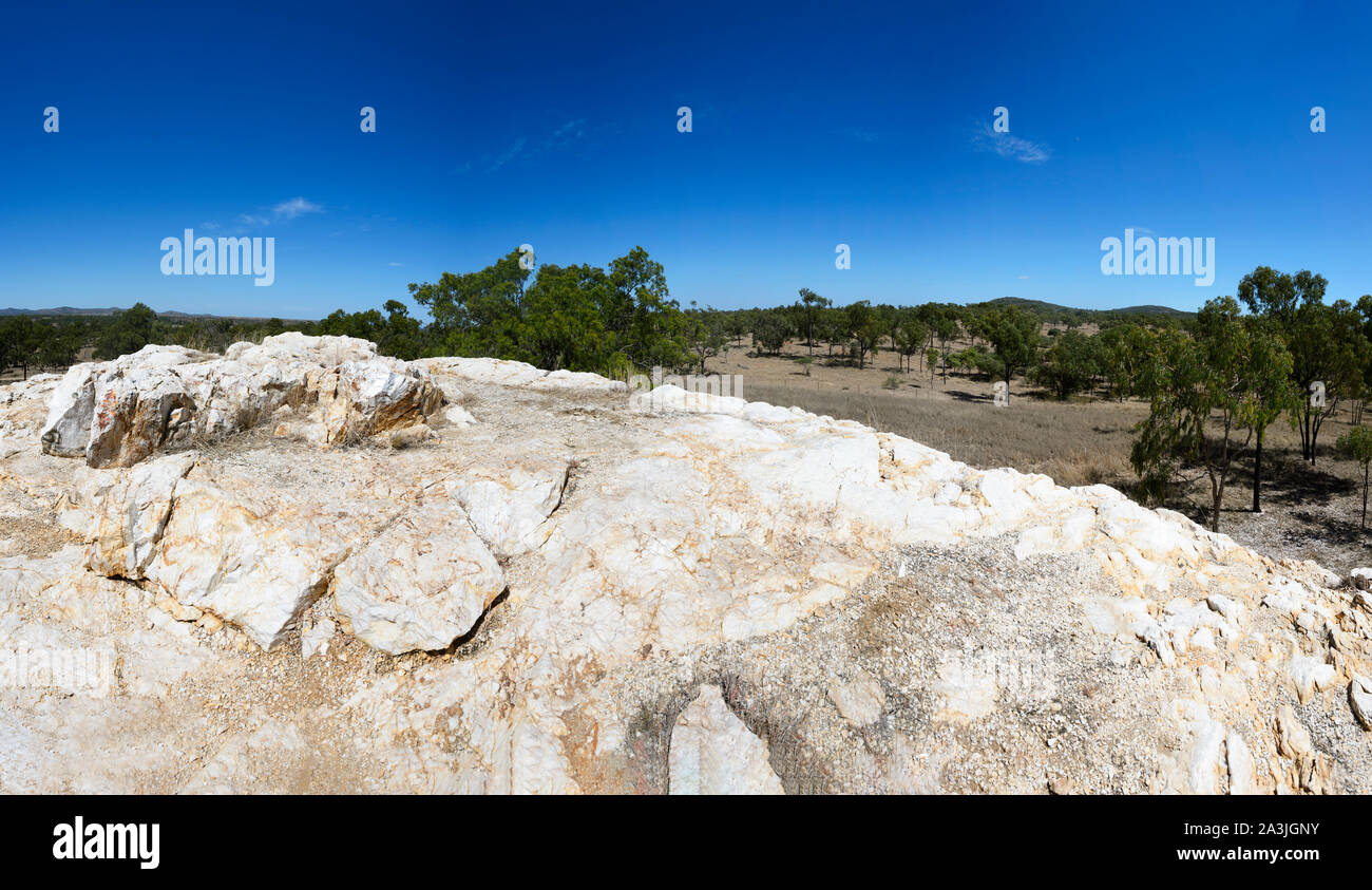 Vista panoramica del colpo bianco, un deposito di quarzo (biossido di silicio) 300 milioni di anni fa in Ravenswood, Queensland, QLD, Australia Foto Stock