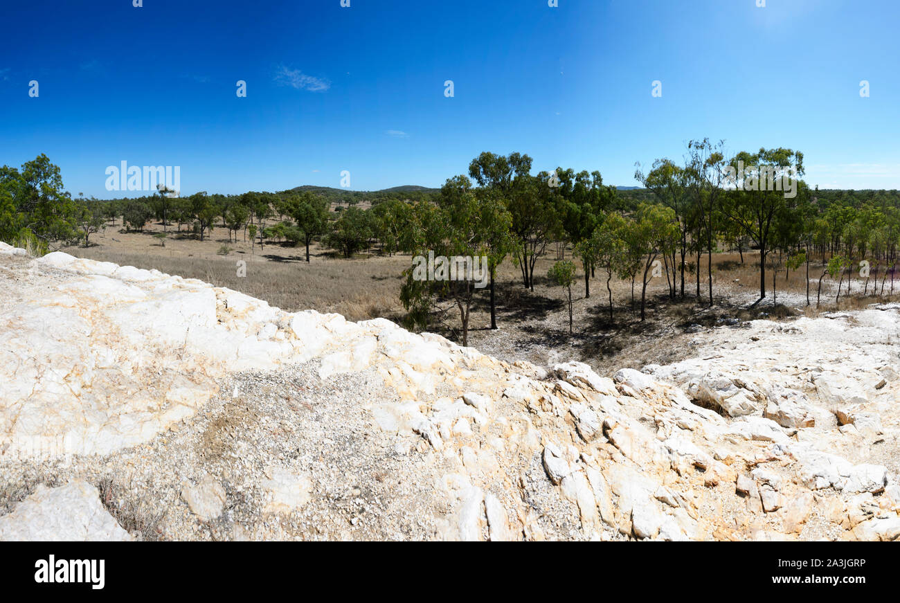 Vista panoramica del colpo bianco, un deposito di quarzo (biossido di silicio) 300 milioni di anni fa in Ravenswood, Queensland, QLD, Australia Foto Stock