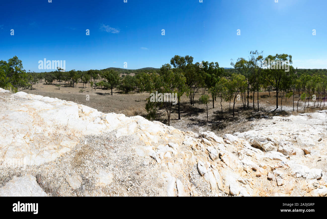 Vista panoramica del colpo bianco, un deposito di quarzo (biossido di silicio) 300 milioni di anni fa in Ravenswood, Queensland, QLD, Australia Foto Stock
