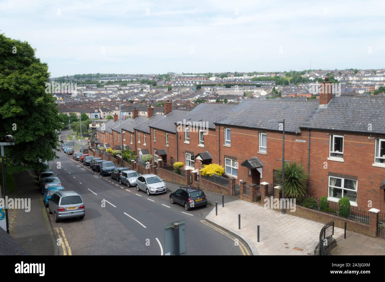 Fahan Street con Bogside in background, Derry/Londonderry, Irlanda del Nord Foto Stock
