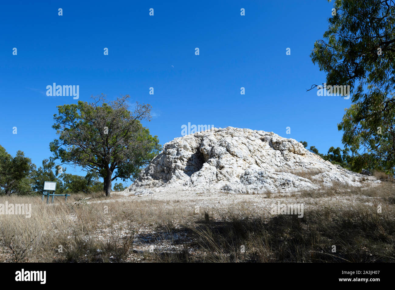 Vista del colpo bianco, un deposito di quarzo (biossido di silicio) 300 milioni di anni fa in Ravenswood, Queensland, QLD, Australia Foto Stock