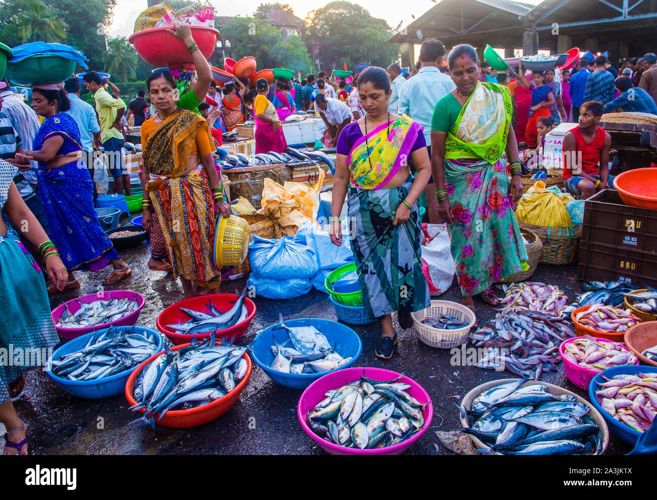 Persone indiane che lavorano a Sassoon Docks a Mumbai India Foto Stock