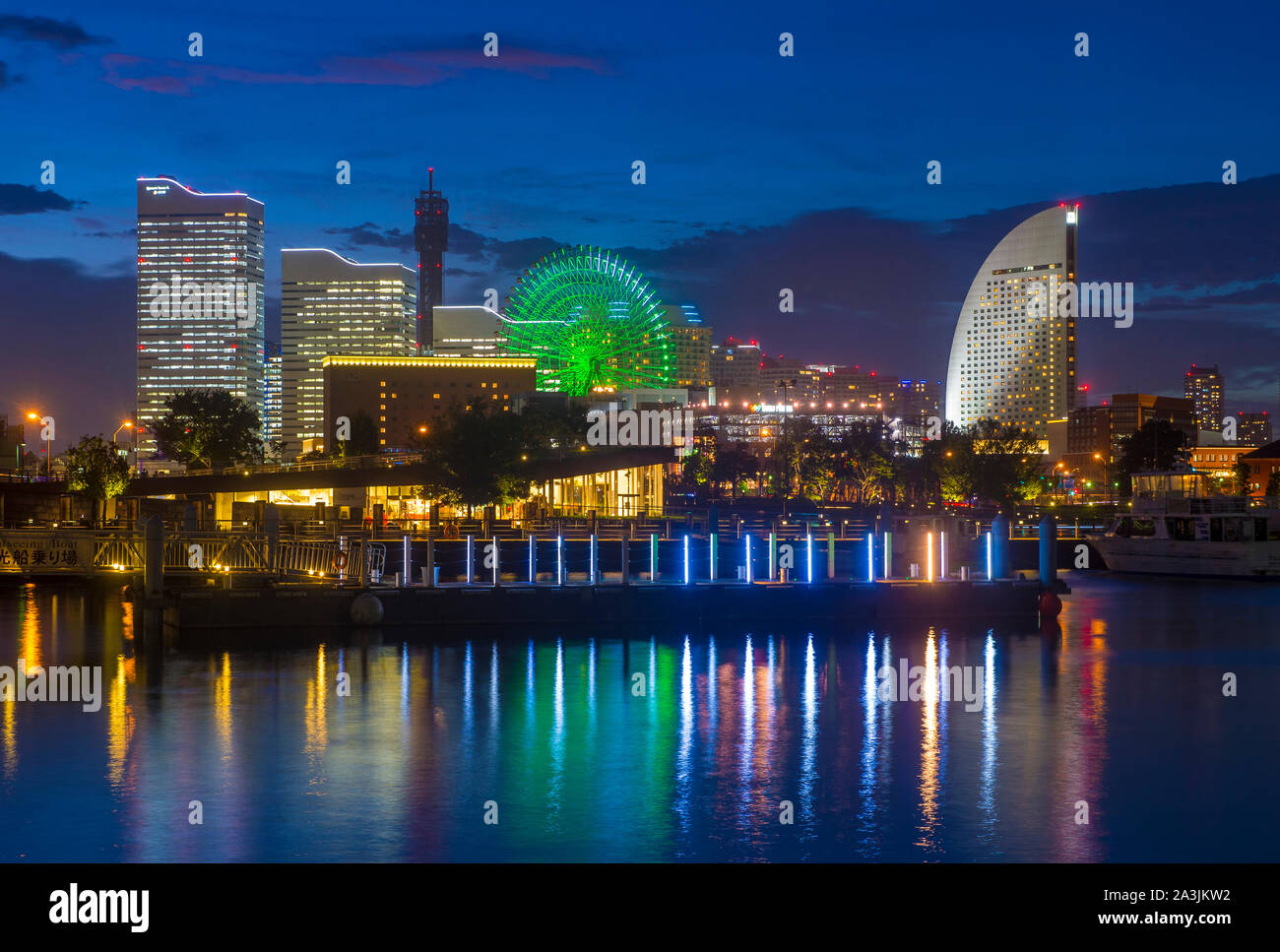 Vista notturna della baia di Yokohama in Giappone Foto Stock