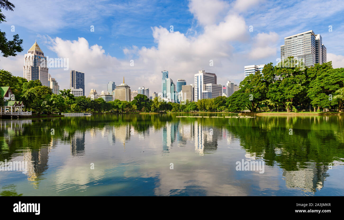 Bangkok, Tailandia - 18 Ottobre 2017: Early Morning panorama riflessione di Bangkok paesaggio urbano moderno skyline di Lumpini Park. Foto Stock