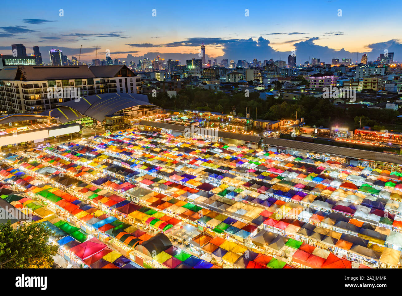 Bangkok, Thailandia antenna vista notturna di popolari Ratchada Rot Fai treno notte di mercato con colorati hawker si spegne. Foto Stock