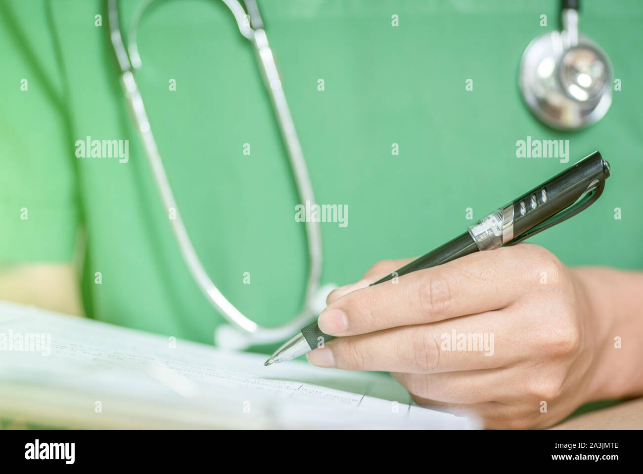 Medico,studenti medici prendere note i risultati di trattamento del paziente nella parte anteriore della sala operatoria. Foto Stock