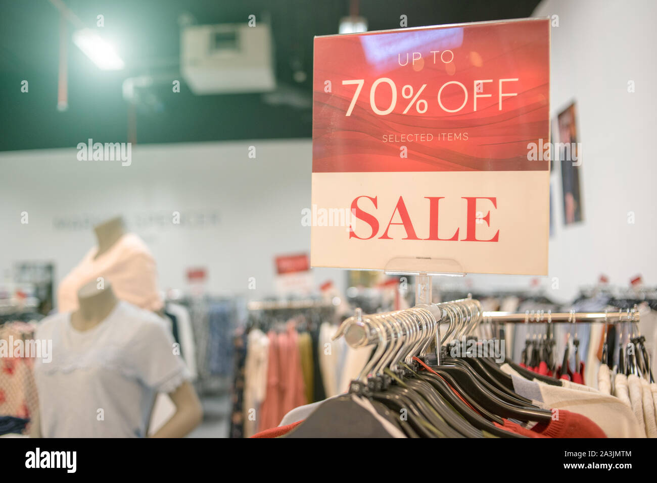 Vendita 70% off mock up pubblicità display impostazione telaio oltre la linea di abbigliamento nella shopping department store per lo shopping. Foto Stock