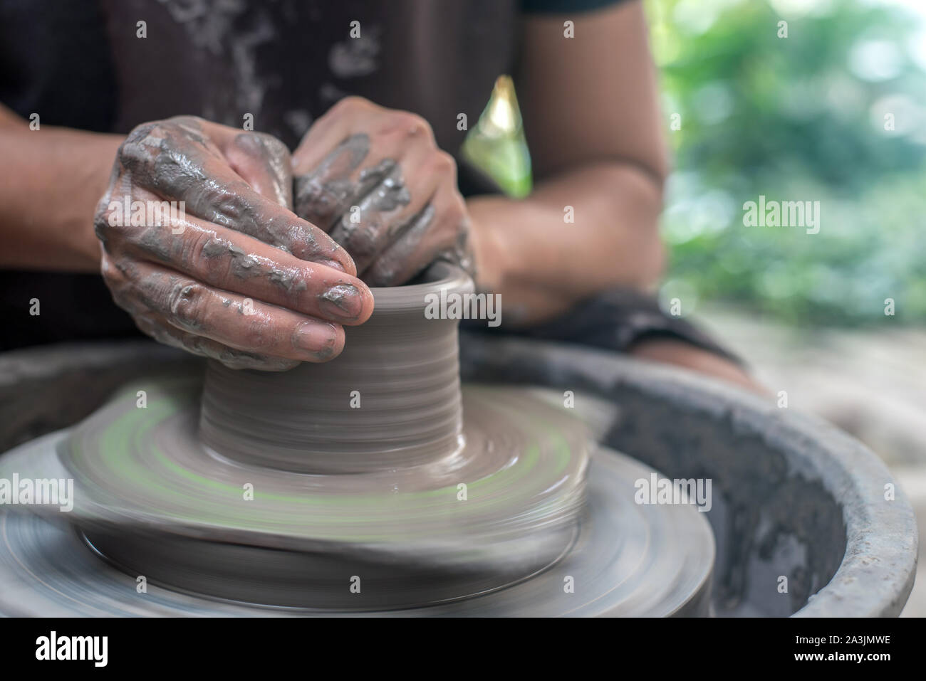 Mani lavorando sulla ruota in ceramica Foto Stock