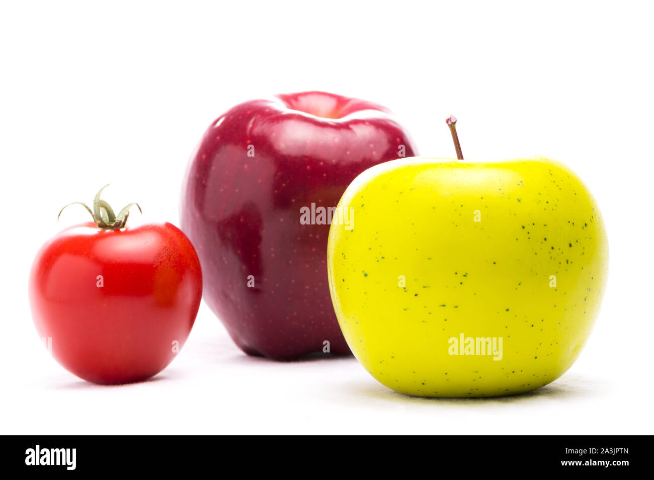 Apple Macintosh , mela Granny Smith e rosso pomodoro. La composizione di frutta di concetto di salute Foto Stock