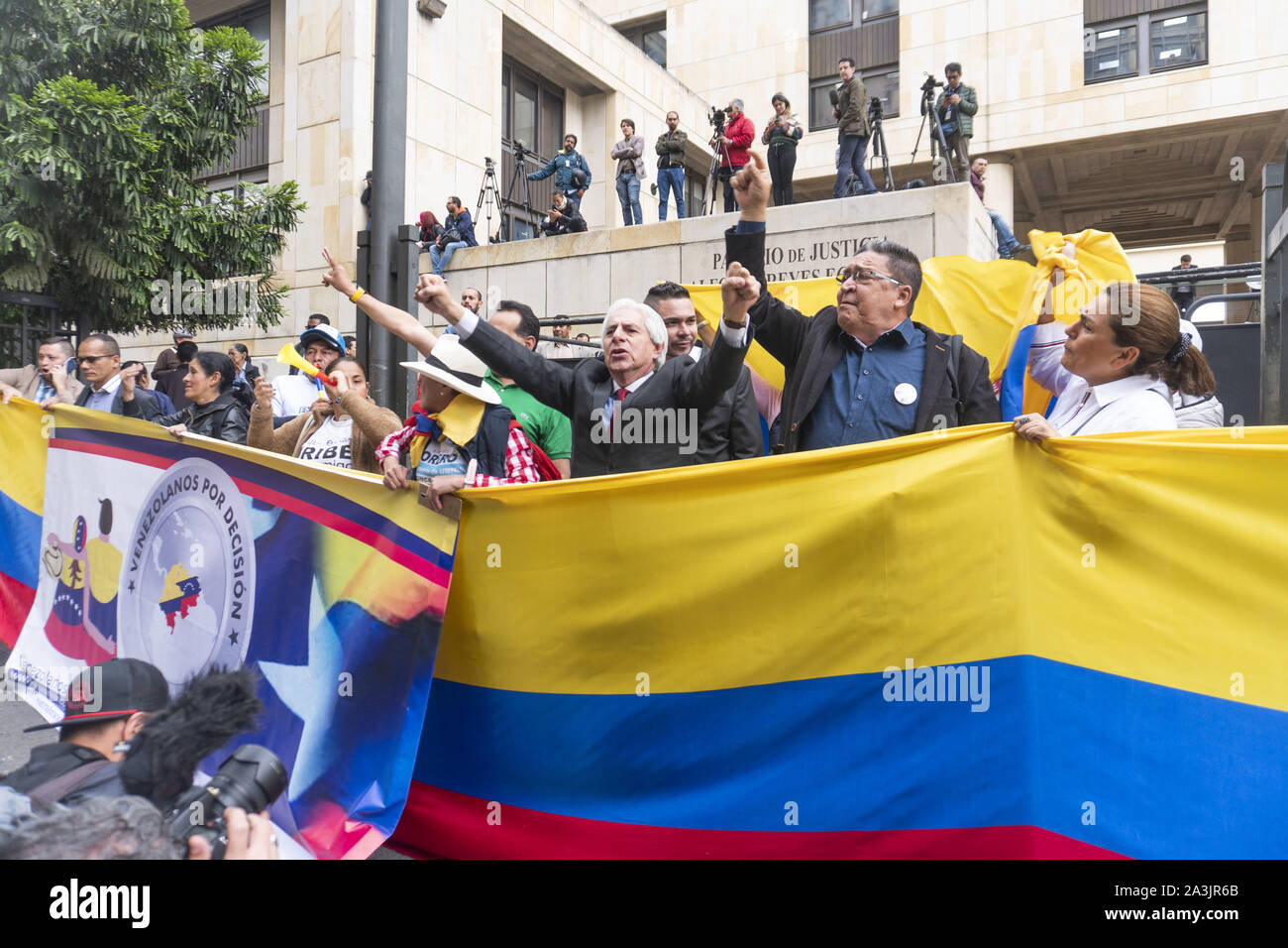 Bogotà, Colombia. 8 Ott, 2019. Ex Presidente colombiano Uribe sostenitori nel corso dell'inchiesta presso la Corte suprema, in un'indagine sulle spese della testimonianza di credito di manipolazione: Daniel Garzon Herazo/ZUMA filo/Alamy Live News Foto Stock