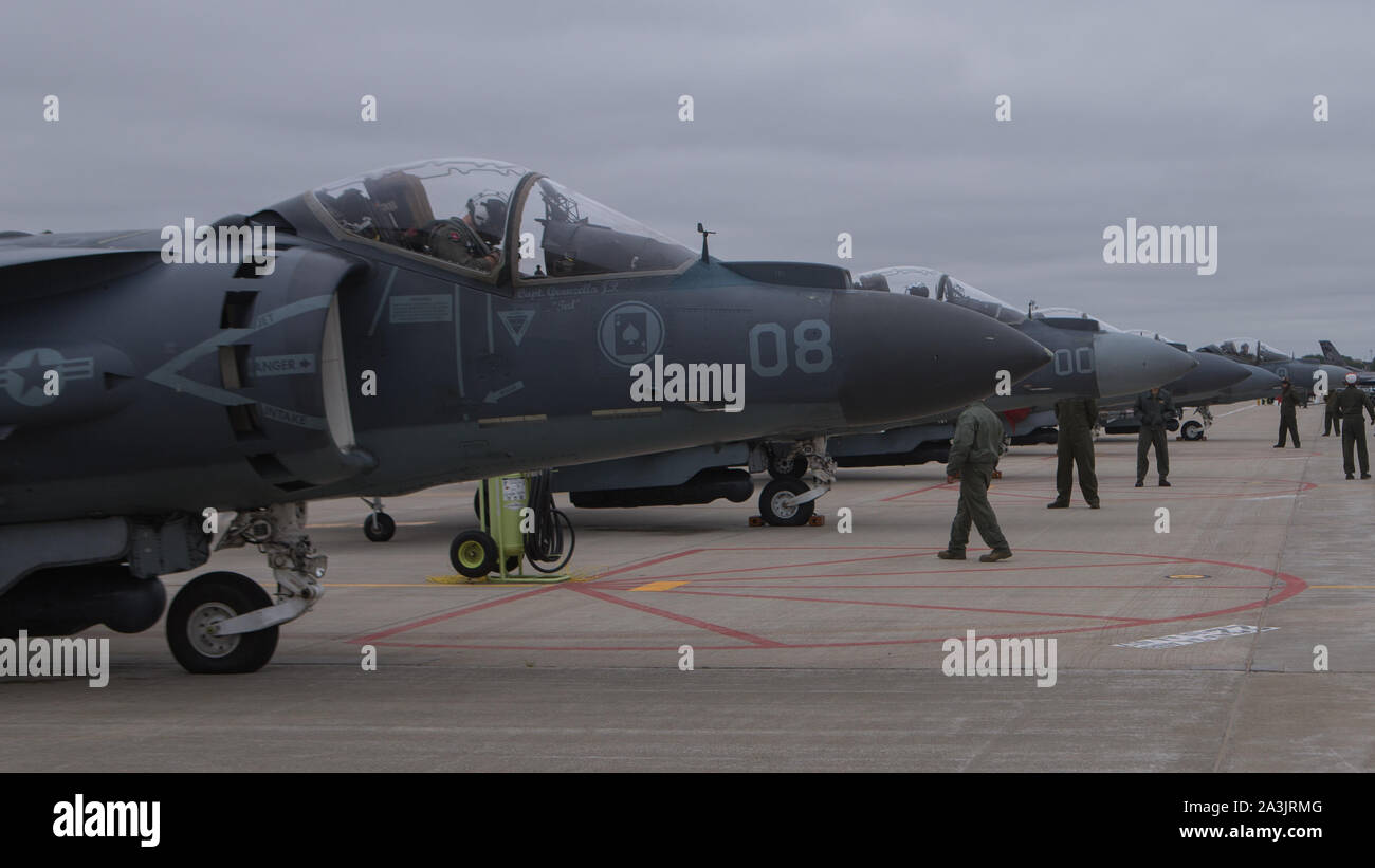 Stati Uniti Marine AV-8B Harrier II getto attacco piloti pronti per il decollo durante una missione di addestramento con la 175Fighter Squadron, 114Fighter Wing del Sud Dakota Air National Guard at Joe Foss Campo, città di Sioux, South Dakota, il 5 ottobre 2019. Marine squadrone di attacco 231 e 175fs, 114FW partecipano in vigore-su-training di forza consistente della simulazione di combattimento air-air e aria-terra di scioperi per migliorare l'interoperabilità e la prontezza. I piloti sono una parte del VMA-231.(STATI UNITI Marine Corps photo by Lance Cpl. Gavin Umboh) Foto Stock