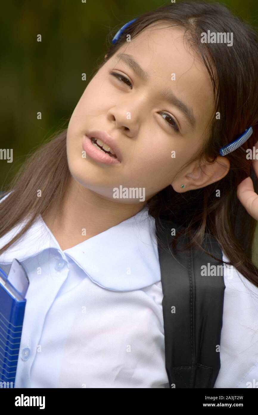 Stanco ragazza asiatica studente con libri Foto Stock