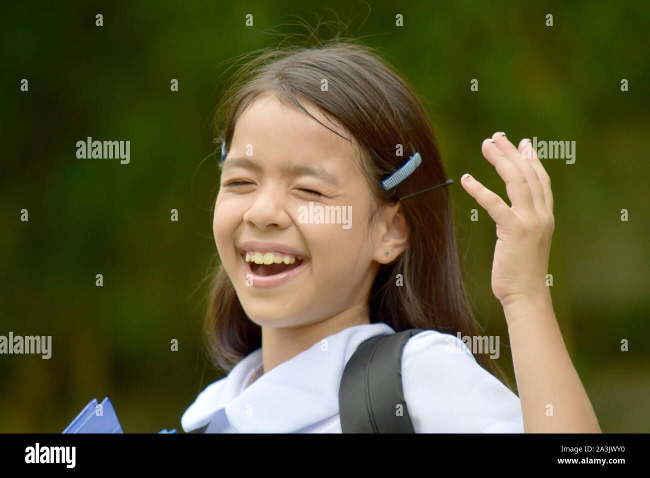 La minoranza Prep bambino una studentessa e risate con i notebook Foto Stock