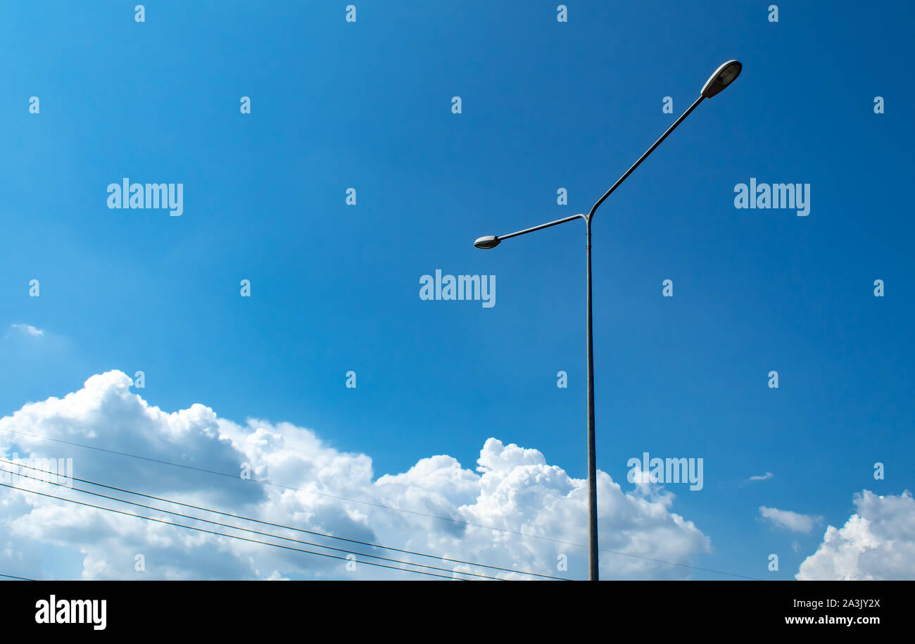 Lampade stradali con un luminoso cielo blu. Foto Stock