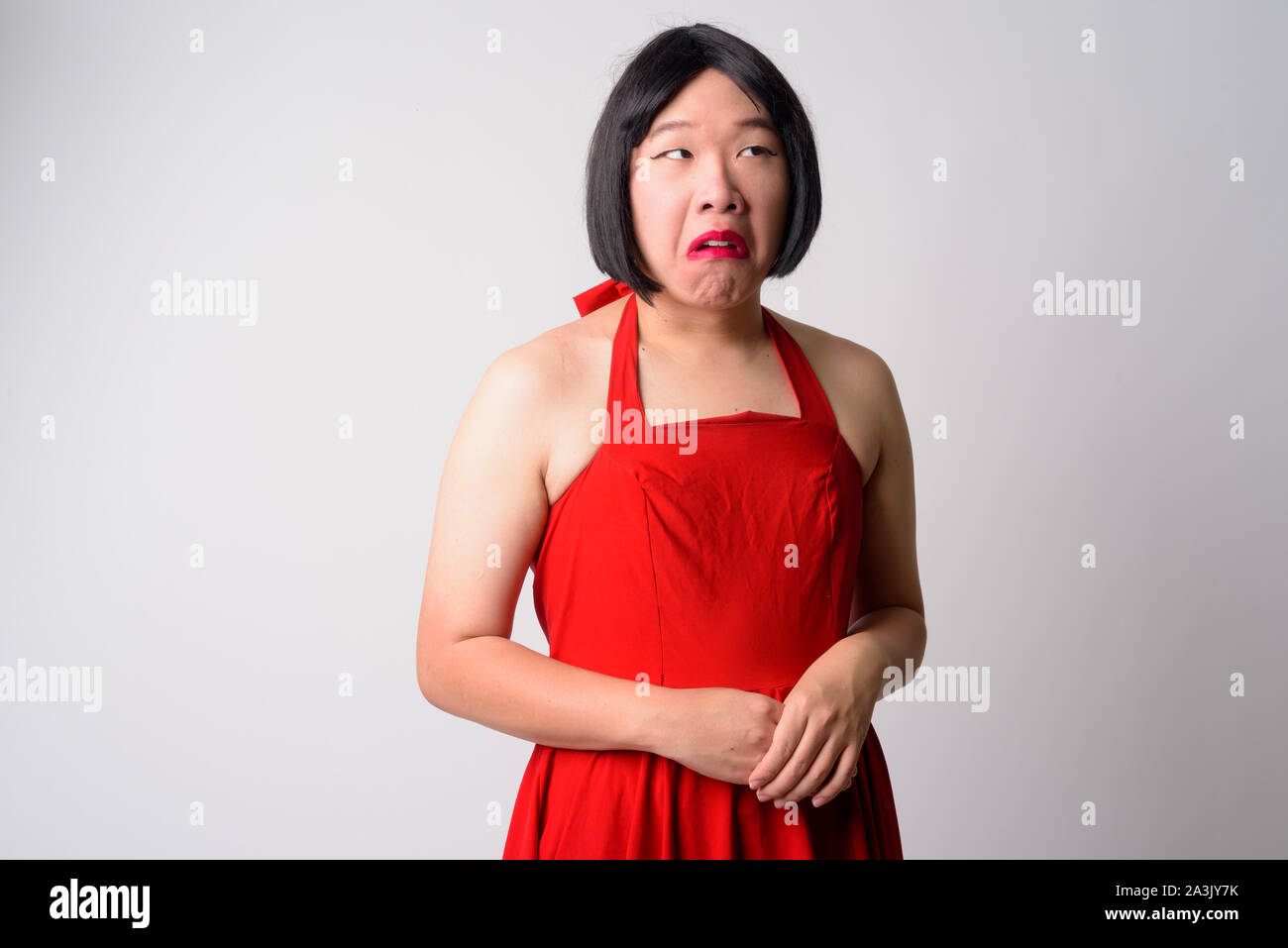 Ritratto di giovane ha sottolineato gay uomo asiatico pensare guardando infastiditi Foto Stock