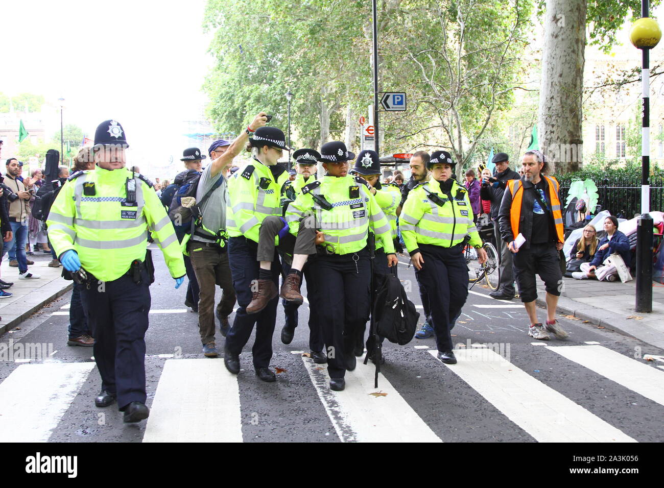 Gli ufficiali di polizia fare molti arresti nel centro di Londra durante la ribellione di estinzione arresta il sistema delle strade. Esso richiede molti funzionari di polizia per arrestare in modo sicuro un floppy protester. Foto Stock