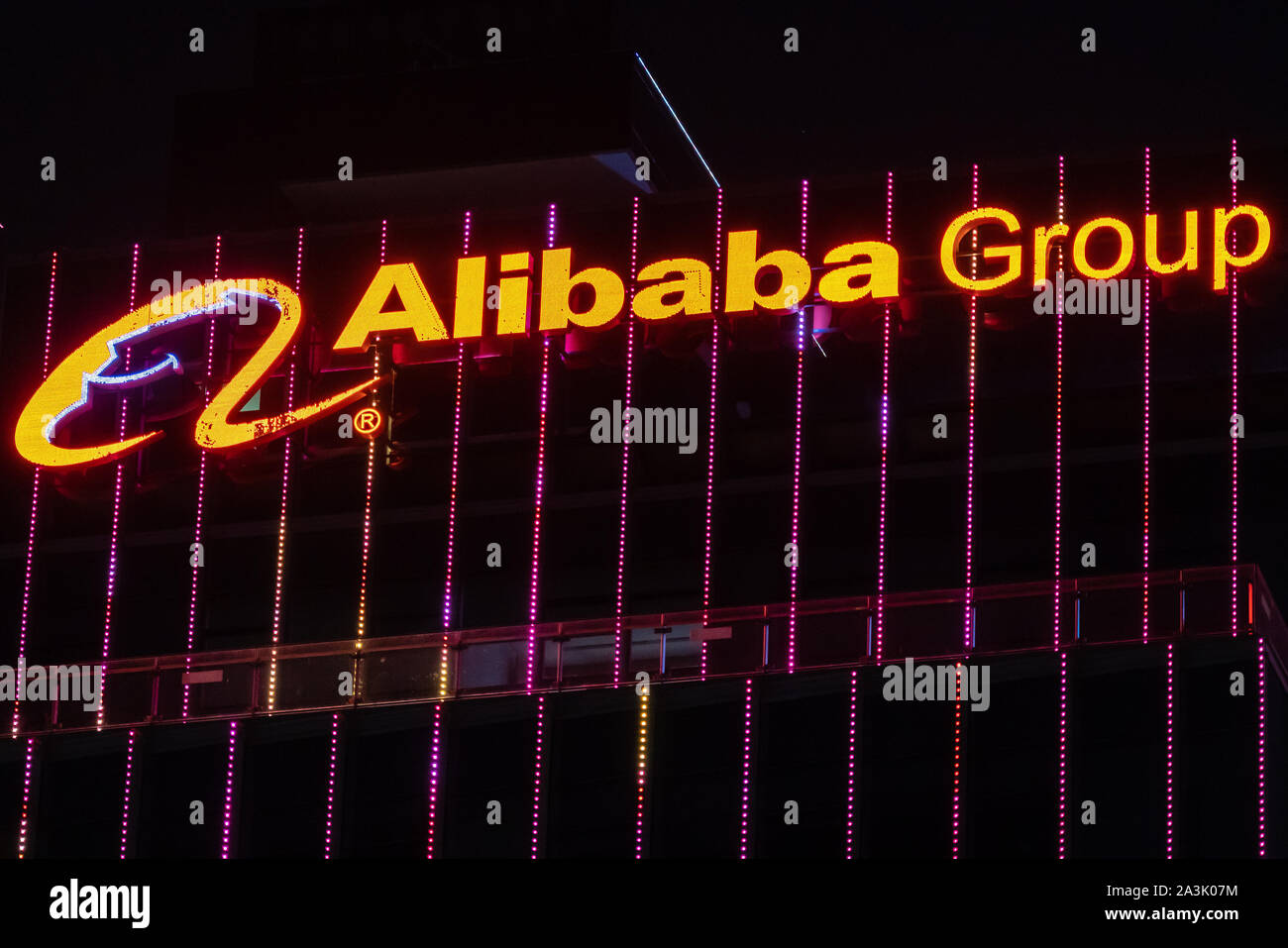Shenzhen, Guangdong, Cina. 5 Ottobre, 2019. Multinazionale cinese e-commerce, retail, Internet e il conglomerato di tecnologia società holding del Gruppo Alibaba logo che si vede sulla cima di un grattacielo di notte. Credito: Alex Tai/SOPA Immagini/ZUMA filo/Alamy Live News Foto Stock