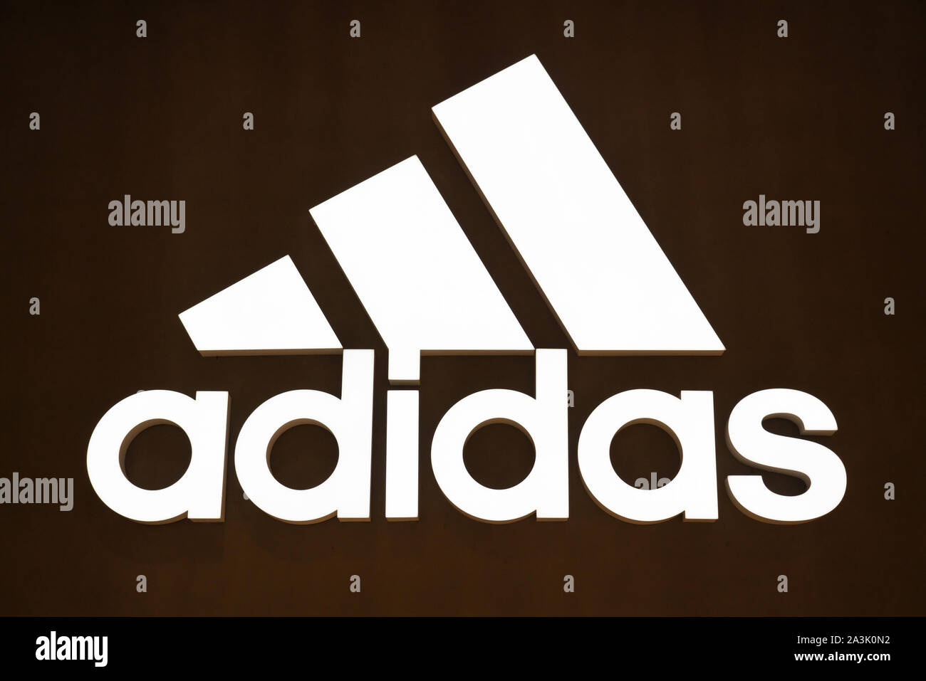 foto simbolo adidas