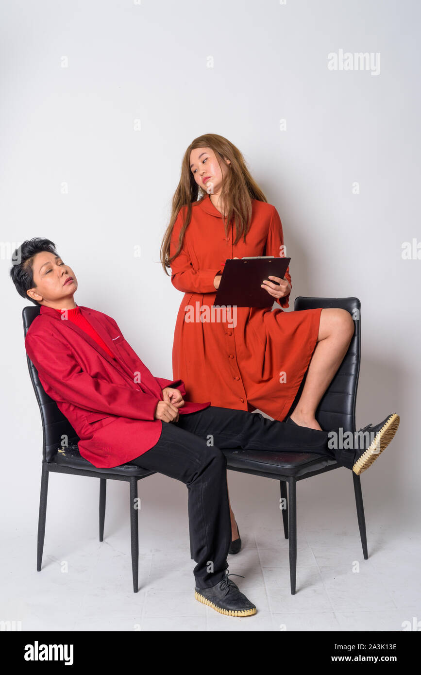 Coppia asiatica di imprenditrice e strana donna asiatica terapista avente la consultazione insieme Foto Stock