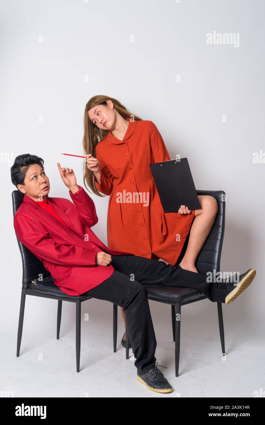 Coppia asiatica di imprenditrice e strana donna asiatica terapista avente la consultazione insieme Foto Stock