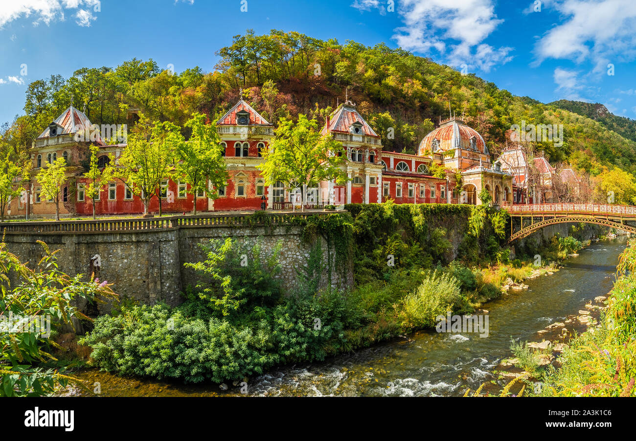 Vecchi edifici abbandonati a Baile Herculane town, Cerna Valle di Domogled Parco Nazionale, Romania Foto Stock