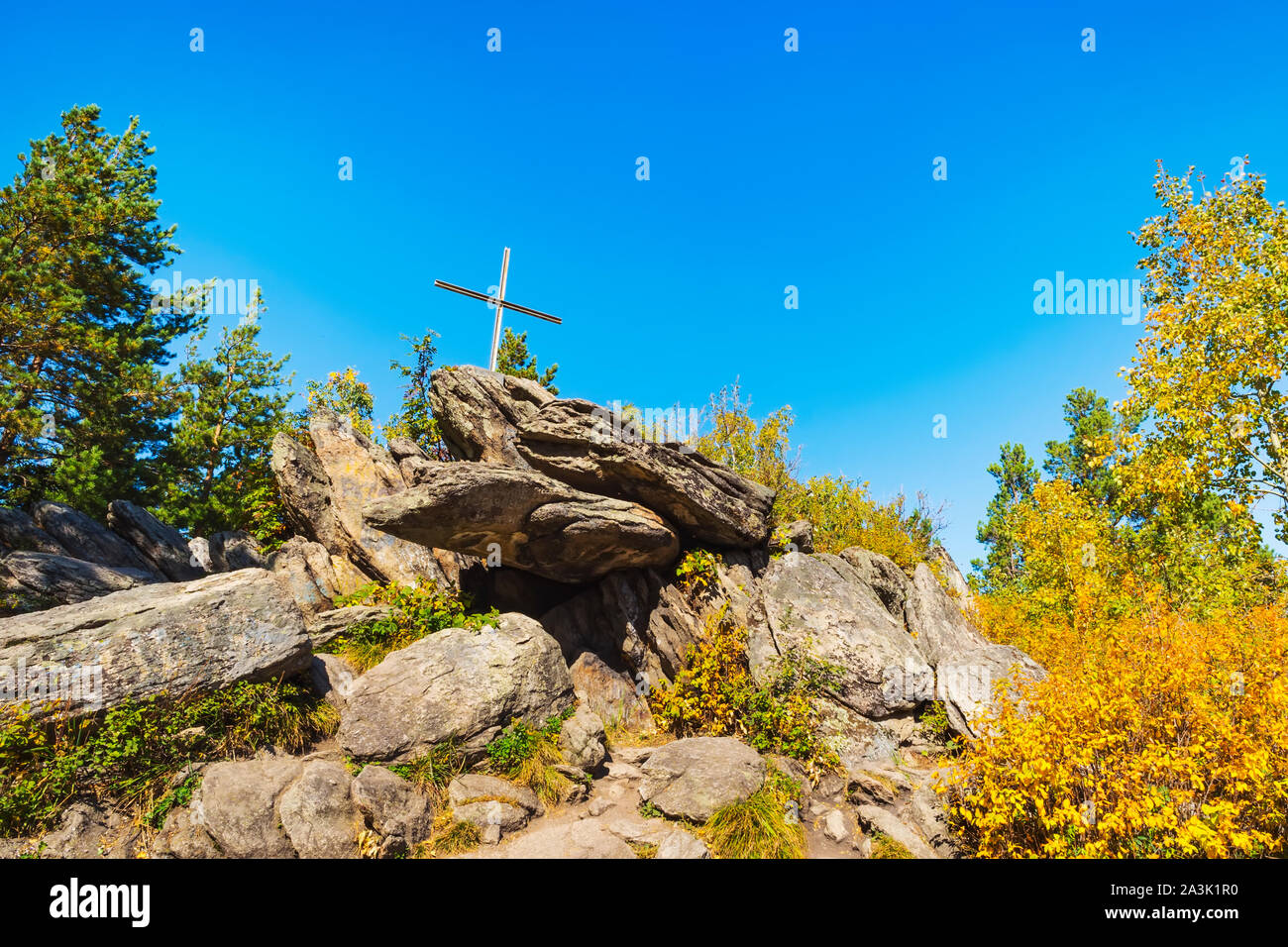 Croce in cima alla scogliera sul Monte Tserkovka resort Belokurikha in Altai Krai Foto Stock