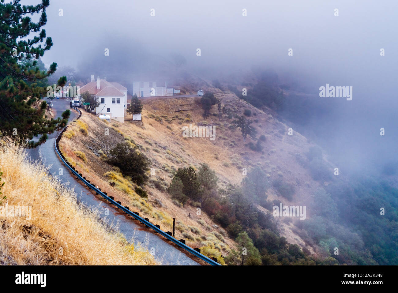 La nebbia che coprono le pendici del monte Hamilton, la più alta vetta del Diablo Mountain Range e la posizione di leccare Osservatorio complessa, San Jose, Sud Sa Foto Stock