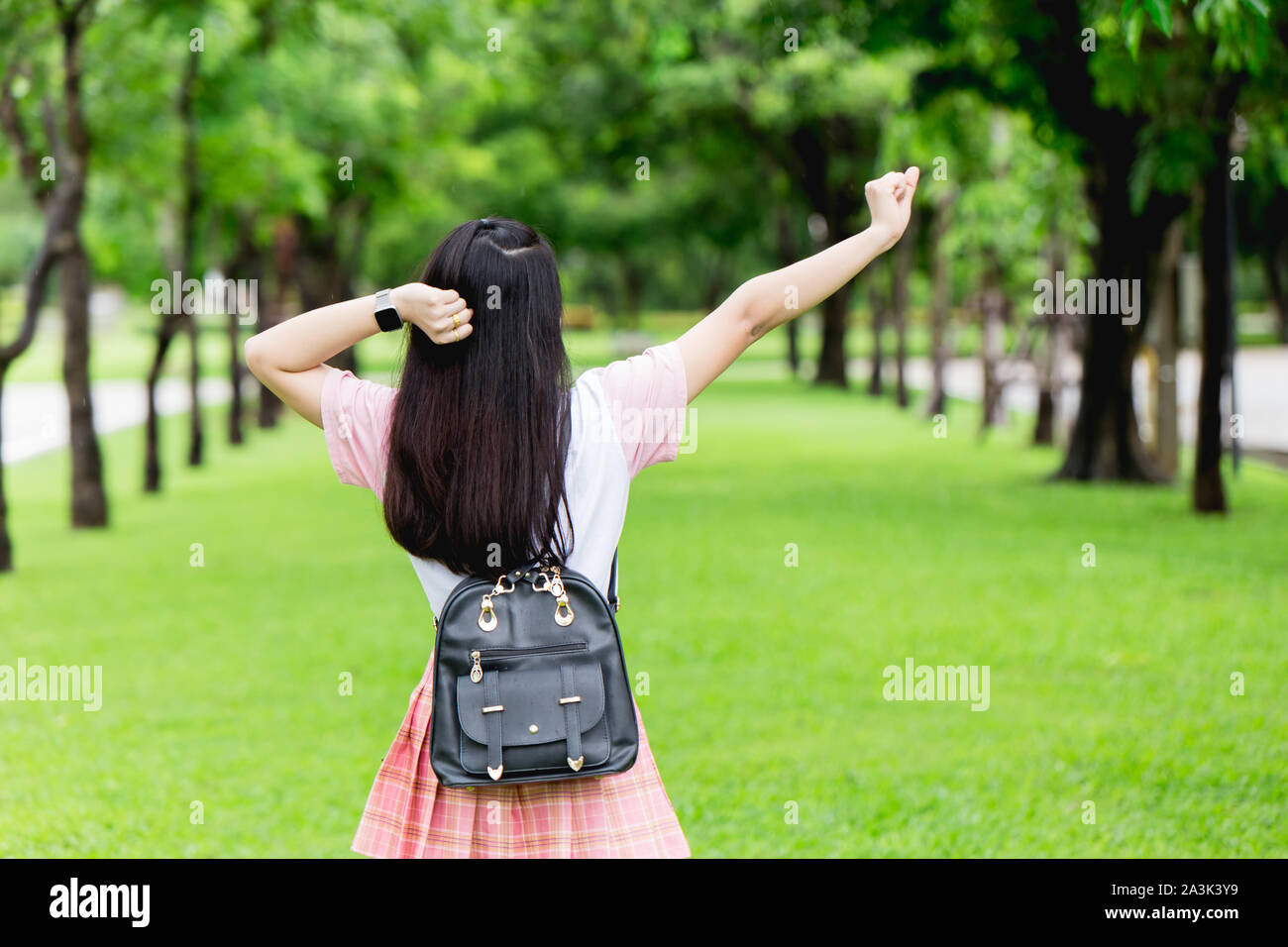 Girl Teen giorno libero relax braccio stiro felici di gustare al green park per esterno Foto Stock