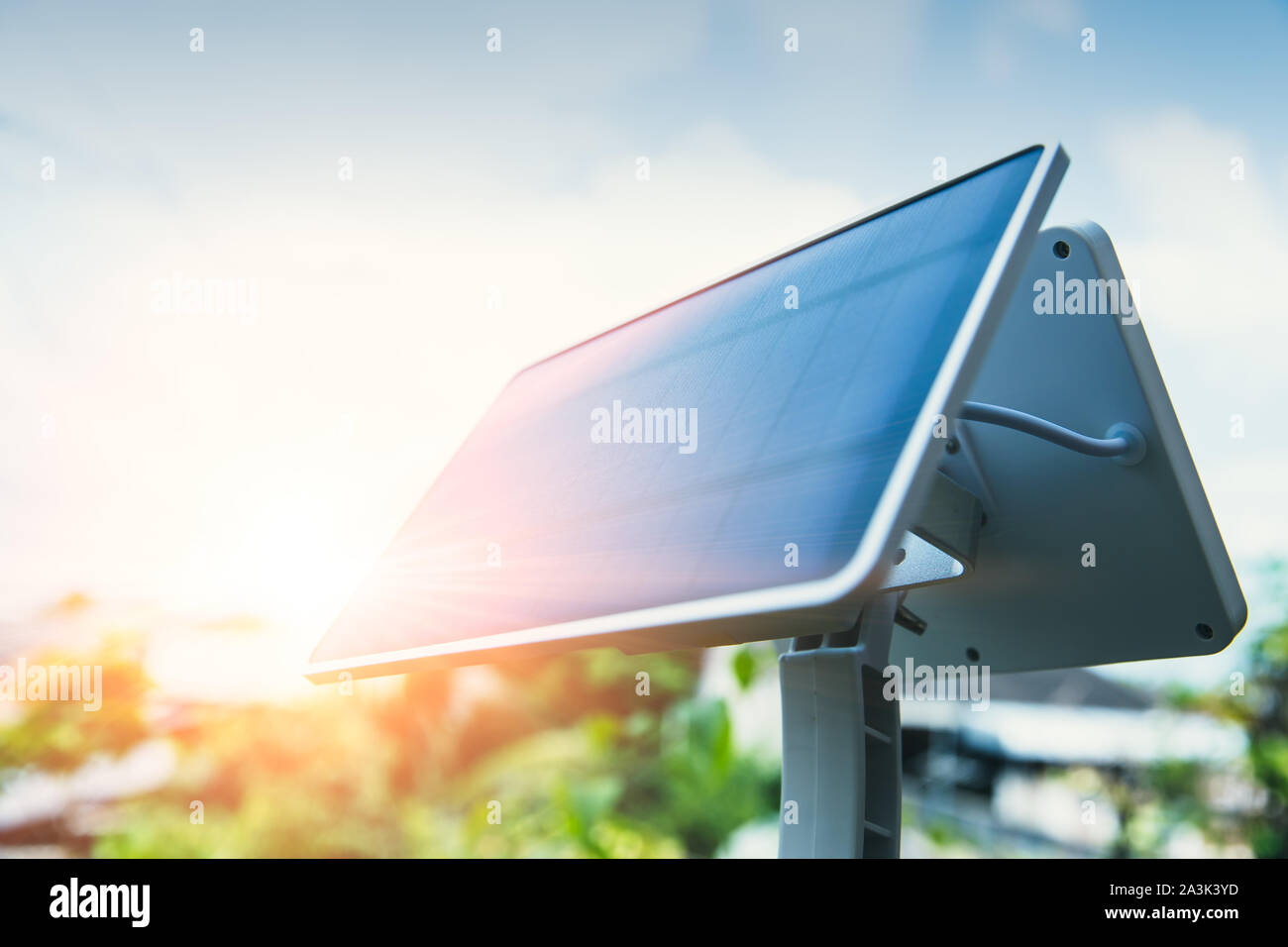 Pannello solare o cella solare luce esterna per eco home Foto Stock