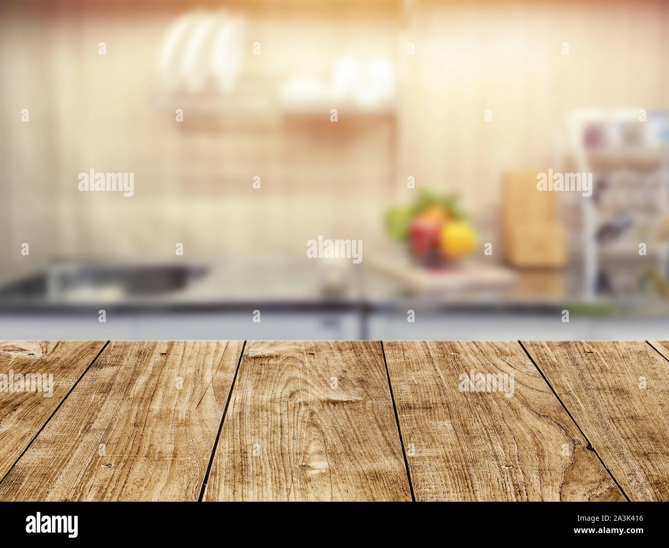 Tavola in legno top in camera con cucina blur sullo sfondo per montaggio display del prodotto o sullo sfondo il layout di progettazione. Foto Stock