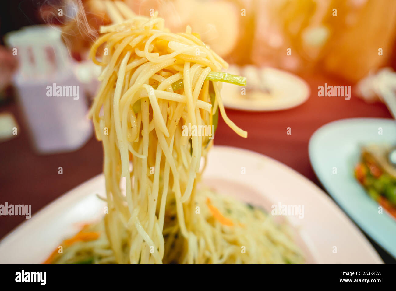 Chow Mein Chinese stir fry giallo a base di noodle cibo closeup Foto Stock