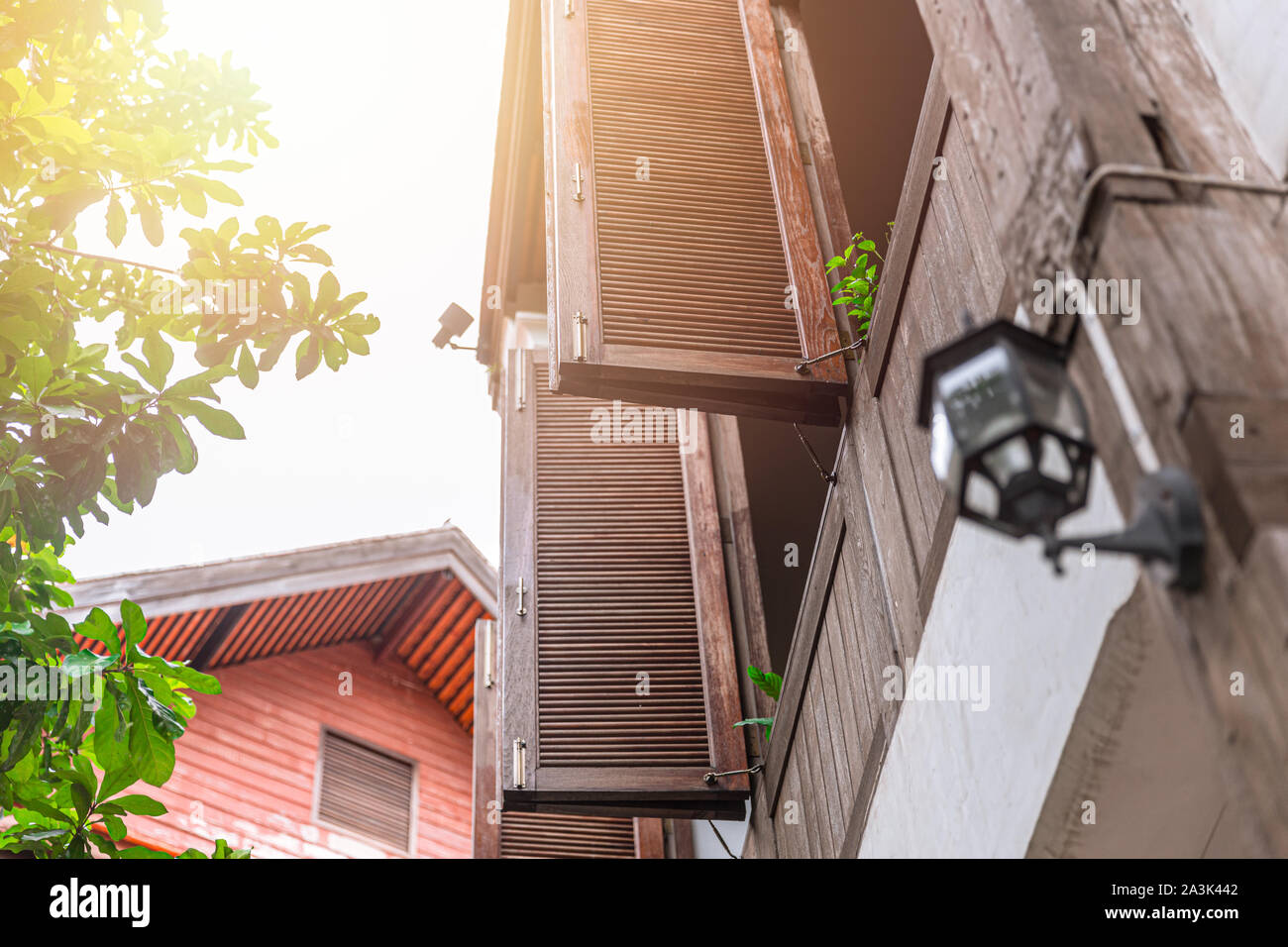 Eco home tradizionali asiatici casa in legno progettare windows con flusso di aria sulla griglia del vento per il raffreddamento home in estate a basso consumo di energia elettrica Foto Stock