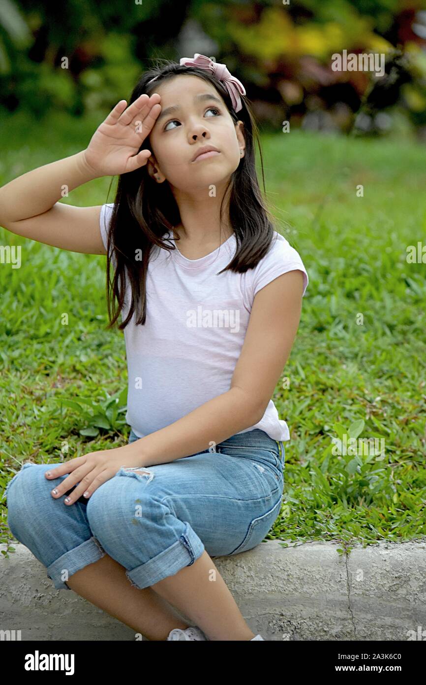 Un abbraccio femmina asiatica Foto Stock