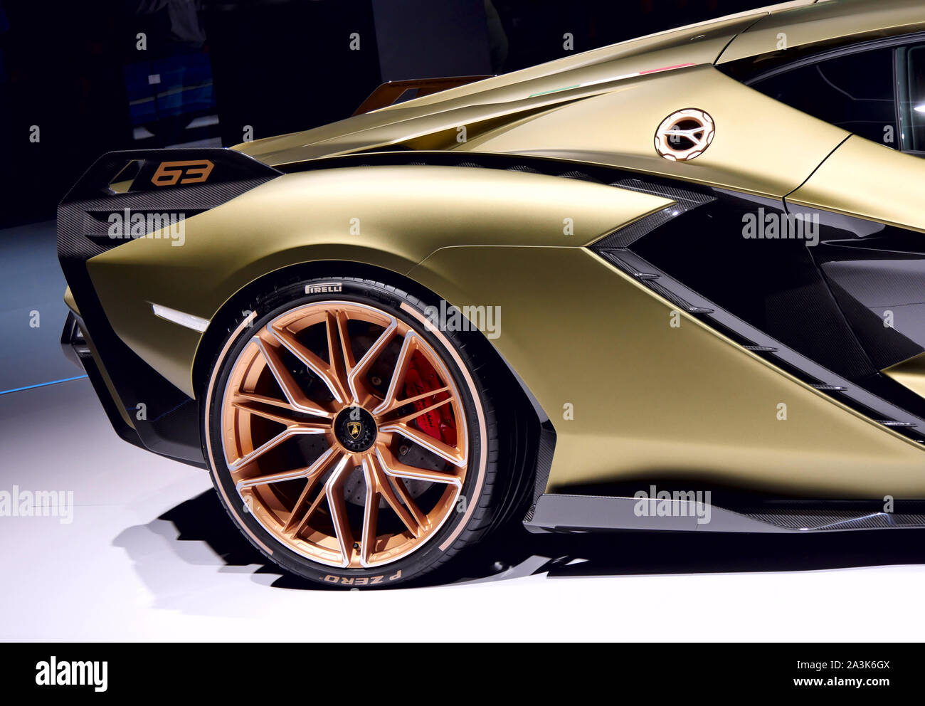 Francoforte, Germania - SEP 19.2019: Lamborghini Sian FKP 37 sports car presentata al salone di Francoforte IAA Motor Show 2019. - Immagine Foto Stock