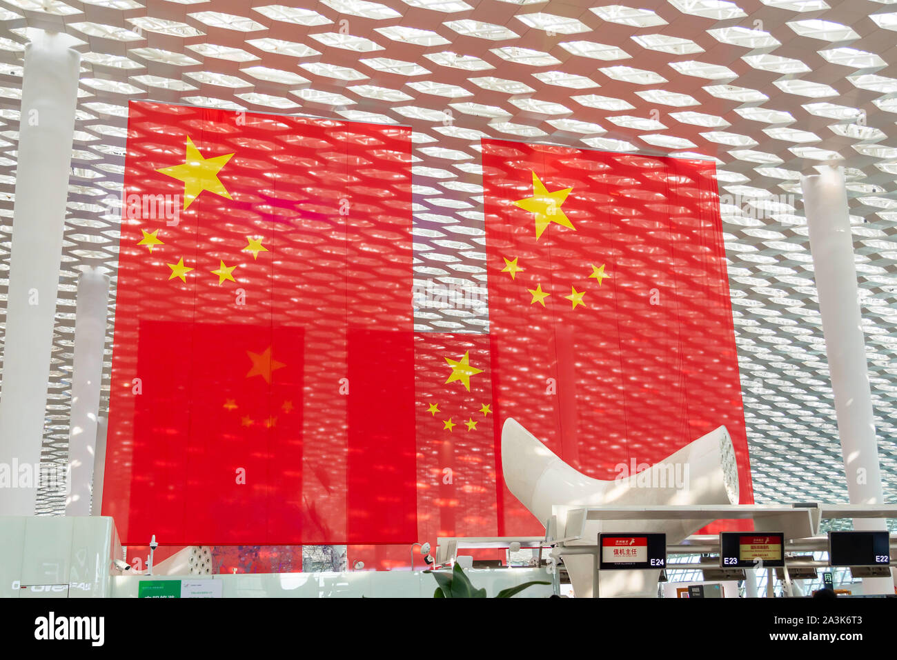 Shenzhen, Guangdong, Cina. Il 7 ottobre, 2019. Bandiera nazionale cinese, noto anche come il cinque stelle a bandiera rossa, visto di Shenzhen Bao'an International Airport. Credito: Alex Tai/SOPA Immagini/ZUMA filo/Alamy Live News Foto Stock