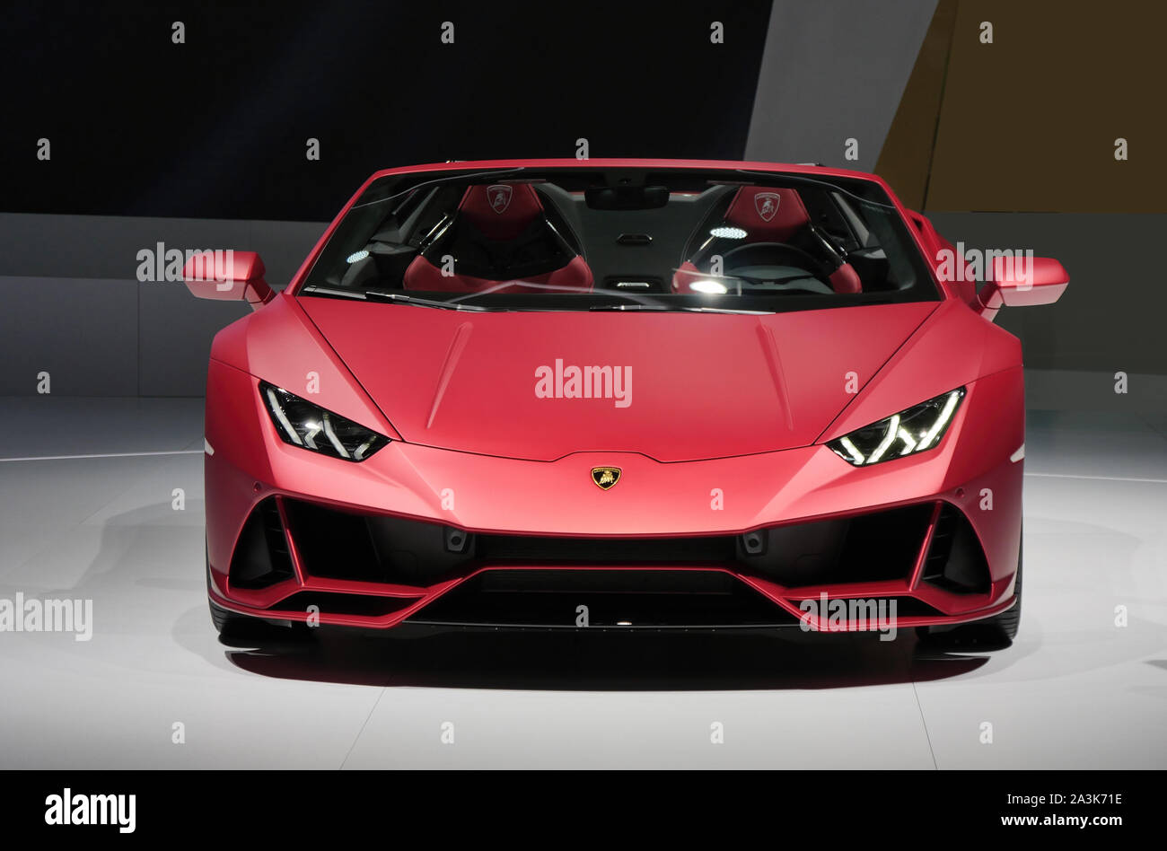 Francoforte, Germania - SEP 19.2019: Lamborghini Sian FKP 37 sports car presentata al salone di Francoforte IAA Motor Show 2019. - Immagine Foto Stock