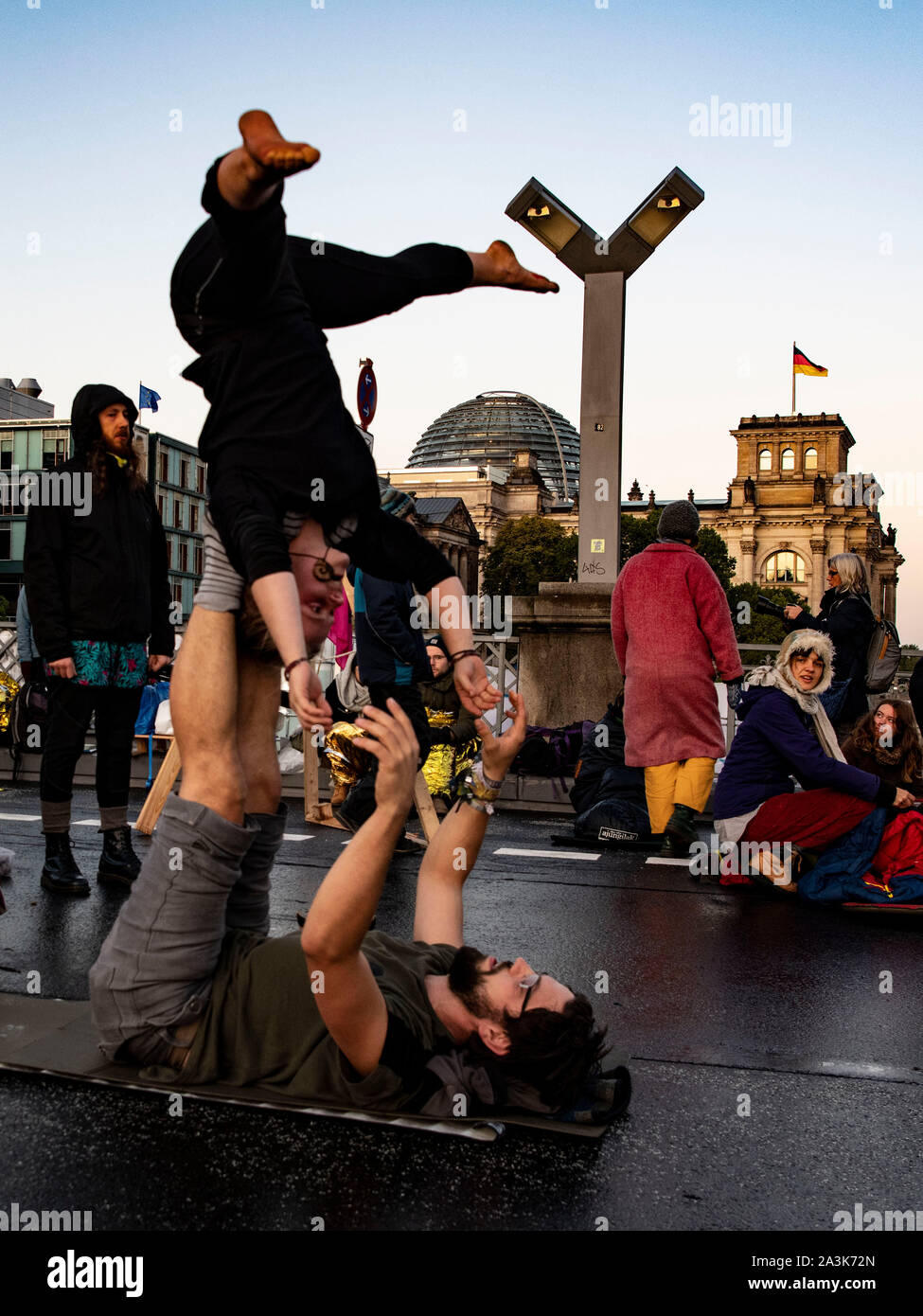 Berlino, Germania. 09oct, 2019. I manifestanti mostrano le loro abilità acrobatiche sulla Marschallbrücke. Questo fu occupato nelle prime ore del mattino da circa 300 attivisti del movimento ambientalista ribellione di estinzione. Credito: Paolo Zinken/dpa/Alamy Live News Foto Stock