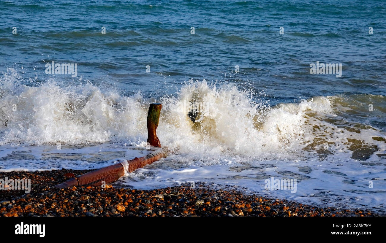 Onde che si infrangono sulla spiaggia a Worthing West Sussex. Foto Stock