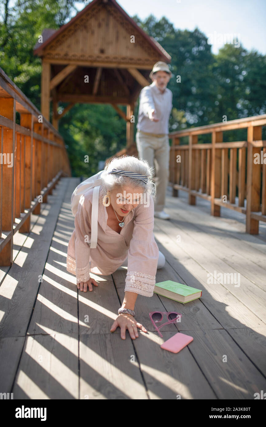 Il marito in esecuzione a sua moglie mentre vede la sua caduta sul ponte Foto Stock