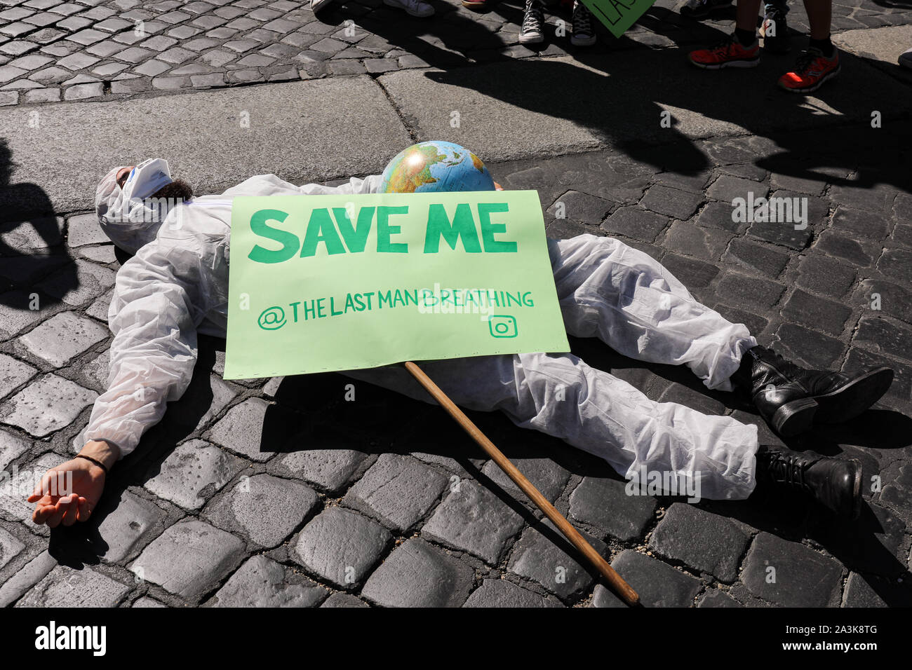 27/09/2019. Il cambiamento climatico venerdì di protesta per il futuro in piazza della Madonna di Loreto a Roma, Italia Foto Stock