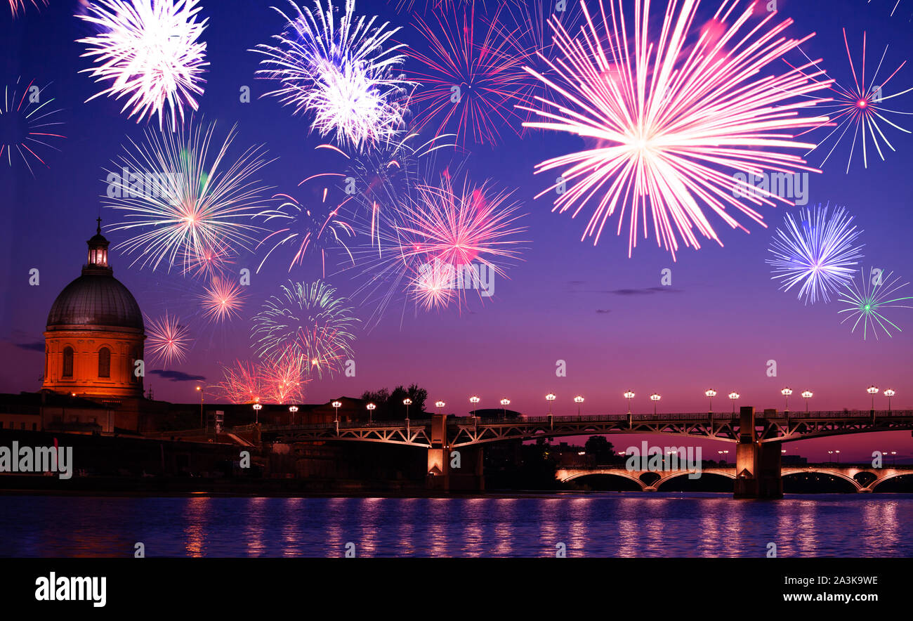 Toulouse Saint Pierre bridge e notte fuochi d'artificio Foto Stock